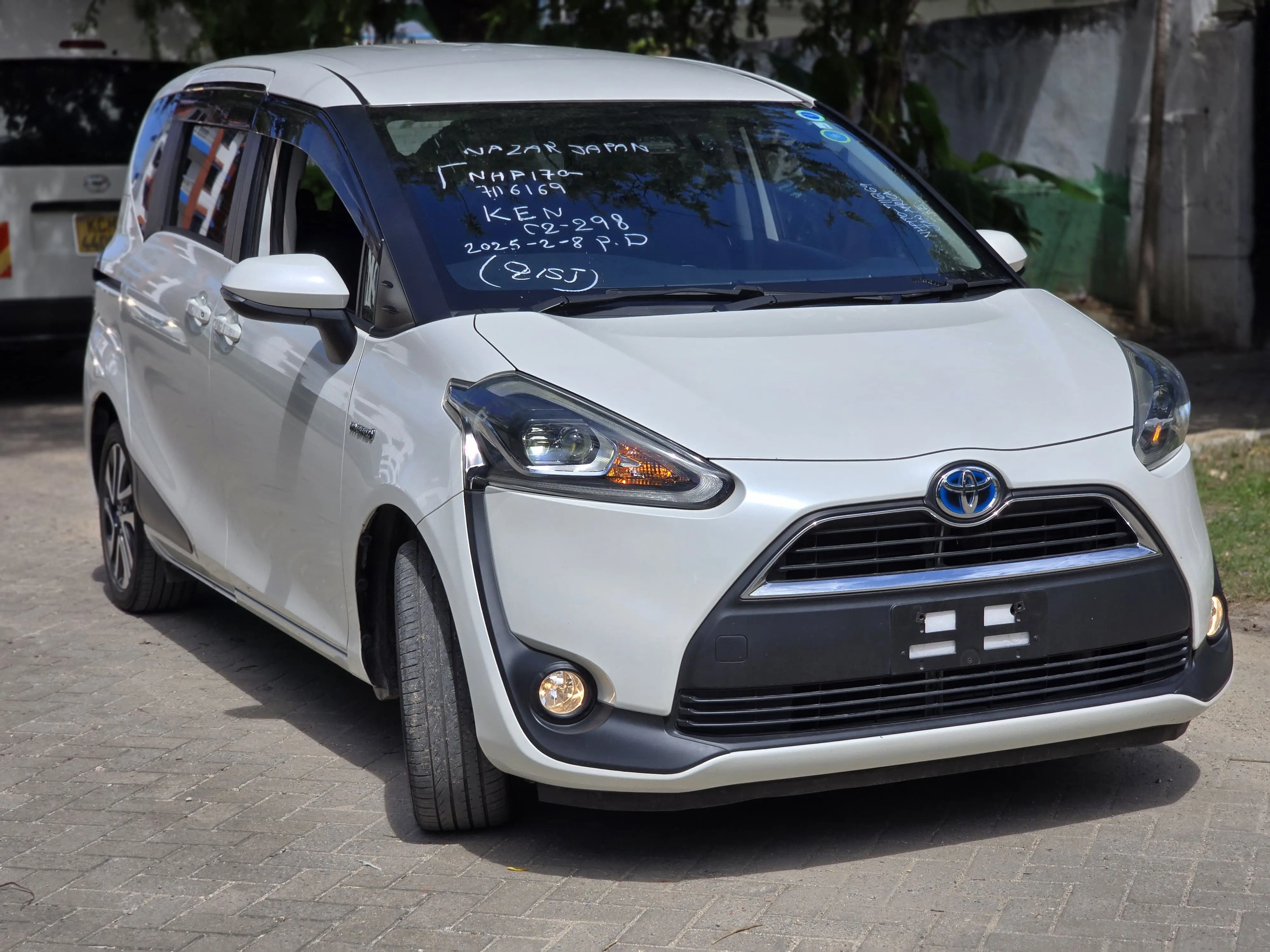 Toyota Sienta front